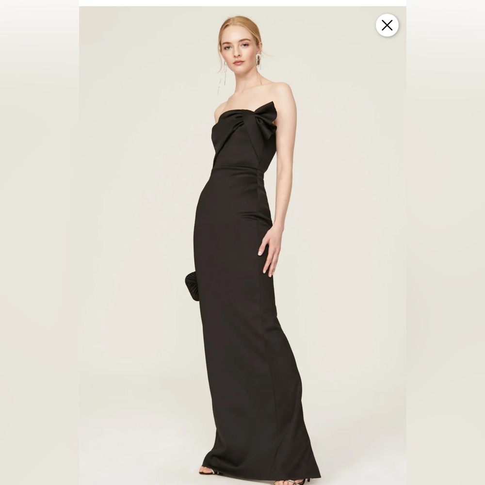 Divina Gown
Black Halo